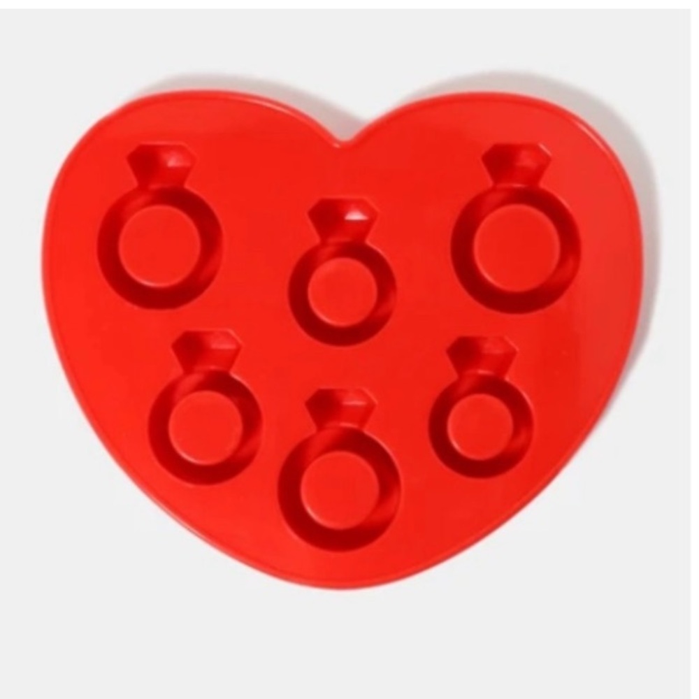 NWT DIAMOND RING ICE TRAY MAKER